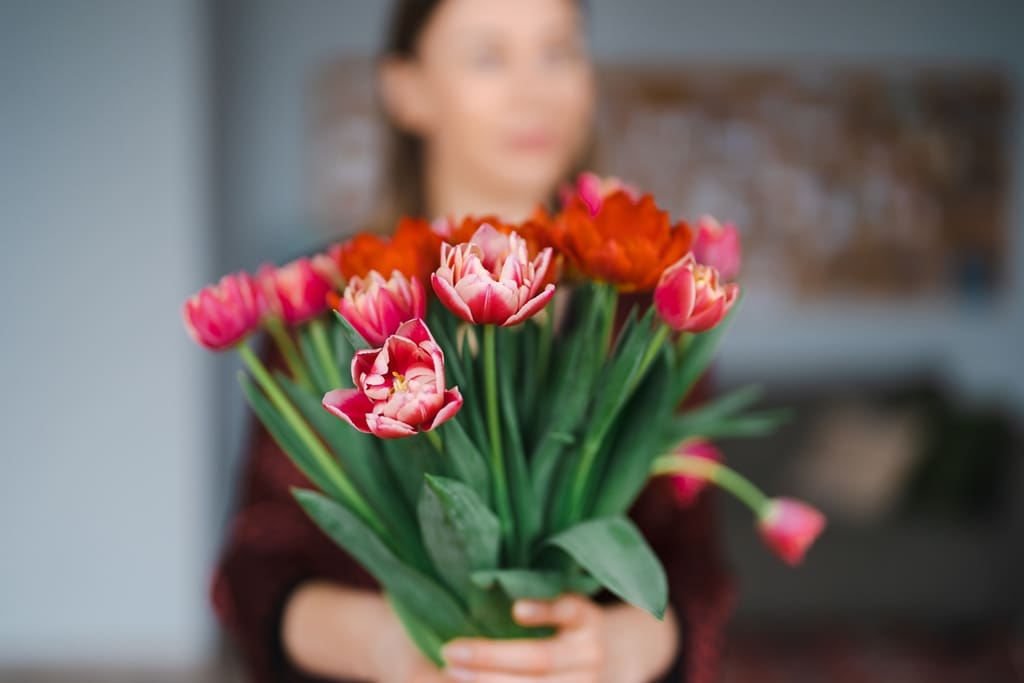Fresh-Flowers - Real-Estate-Leads Interior Staging Techniques: What Every Real Estate Agent Should Know: Fresh Flowers