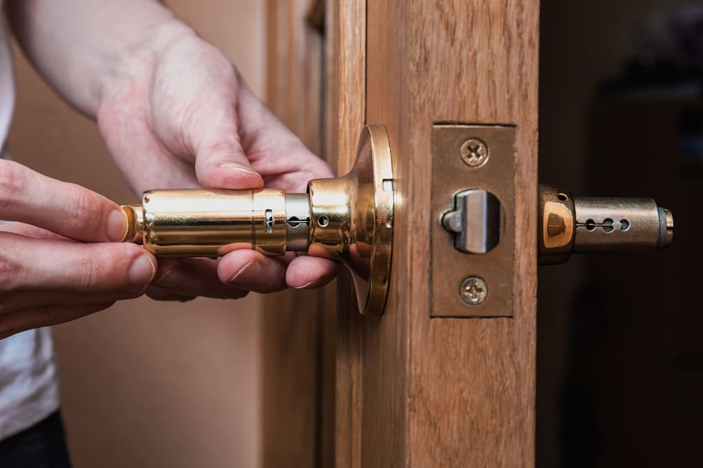 locksmith-carpenter-fix-knob-on-wooden-door-by-scr-2023-11-27-05-06-05-utc - Real-Estate-Leads