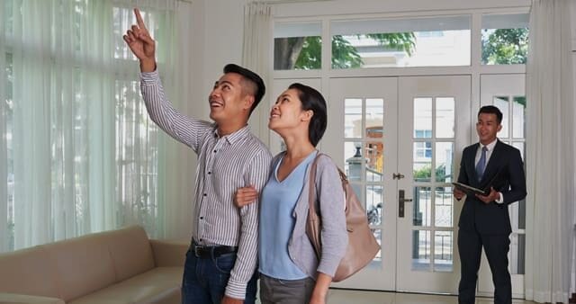 How to Read Buyer Body Language During Home Showings